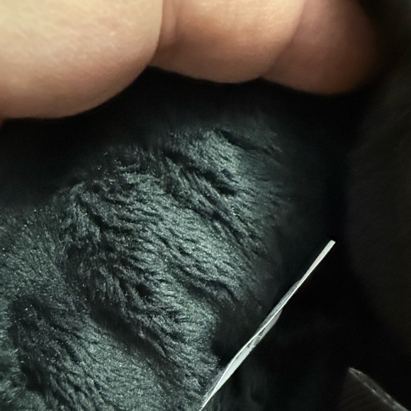 Isotoner Men's Classic Black Gloves - Picture 3 of 3